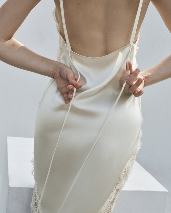 Платье-комбинация — универсальный вариант для утра невесты