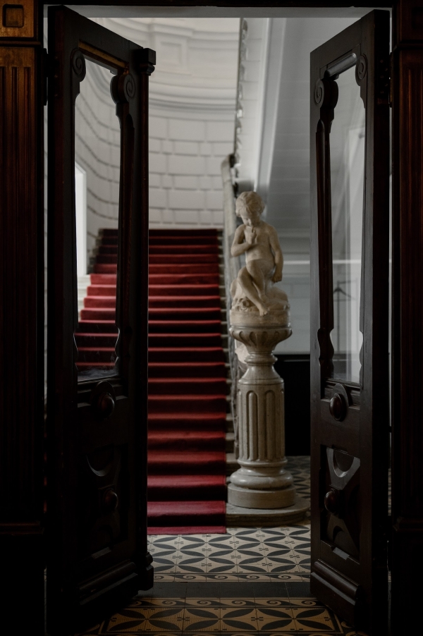 Вулканический песок и хрупкие цветы на свадьбе