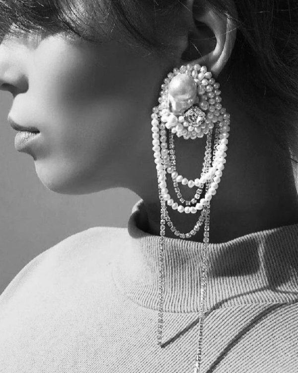 Большие серьги — самый стильный аксессуар для лаконичного