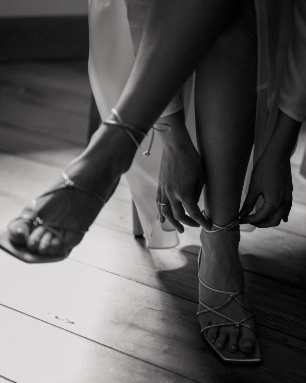 Вулканический песок и хрупкие цветы на свадьбе