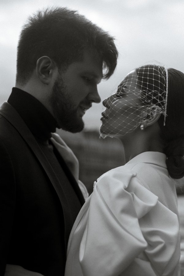 Эстетичная свадебная фотосессия в дождливом Санкт-Петербурге