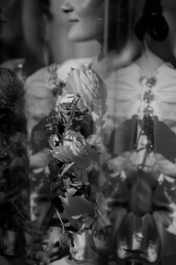 Вулканический песок и хрупкие цветы на свадьбе