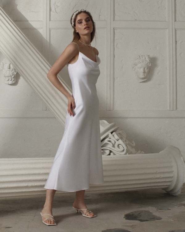 Платье-комбинация — универсальный вариант для утра невесты