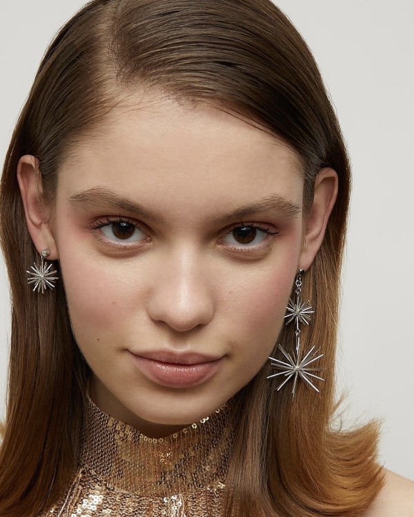 Большие серьги — самый стильный аксессуар для лаконичного