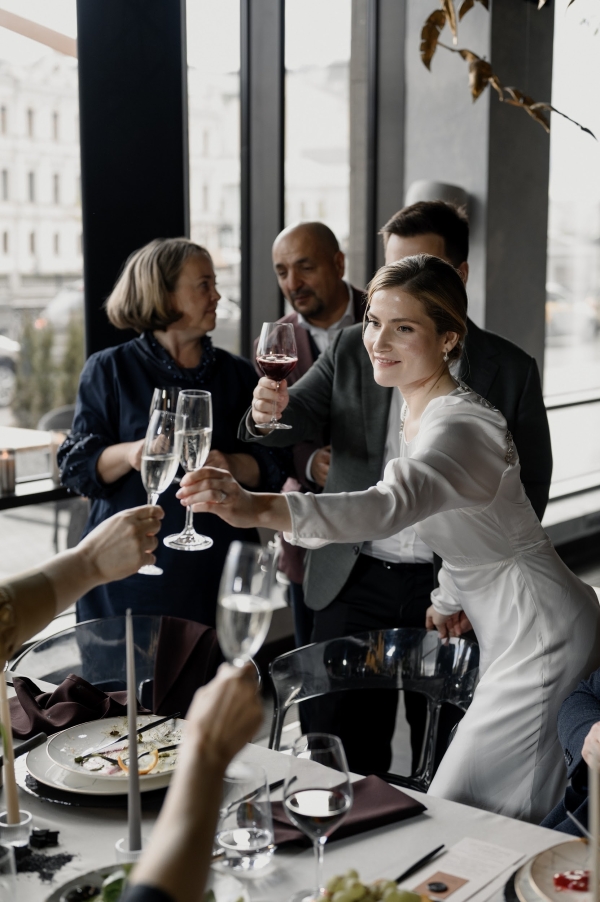 Вулканический песок и хрупкие цветы на свадьбе