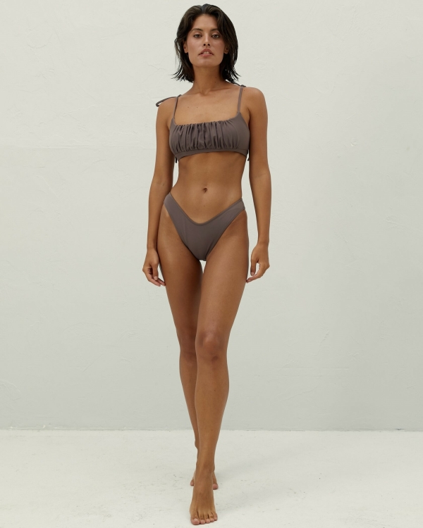 Асимметрия, шнурки и яркие цвета: 22 стильных