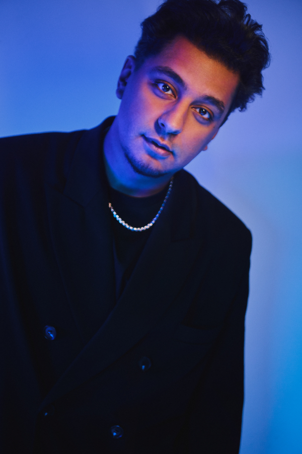 Ведущие Адис Маммо