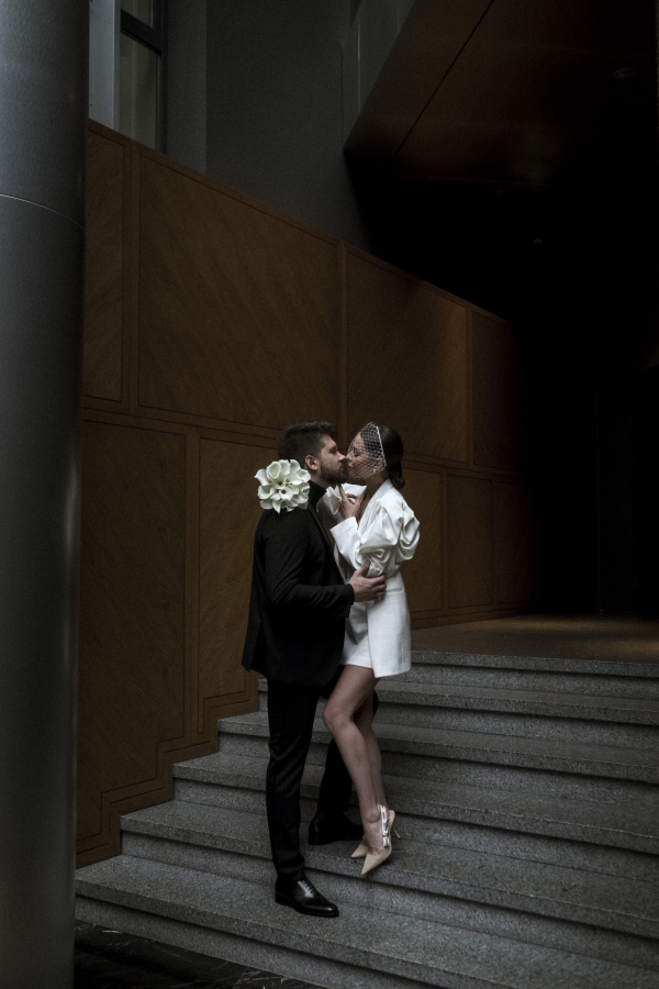 Эстетичная свадебная фотосессия в дождливом Санкт-Петербурге