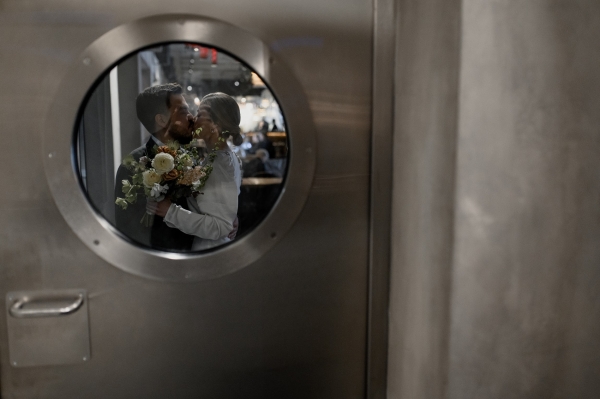 Вулканический песок и хрупкие цветы на свадьбе