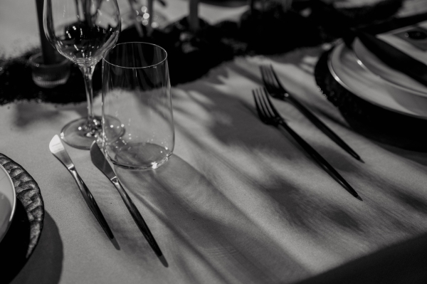 Вулканический песок и хрупкие цветы на свадьбе