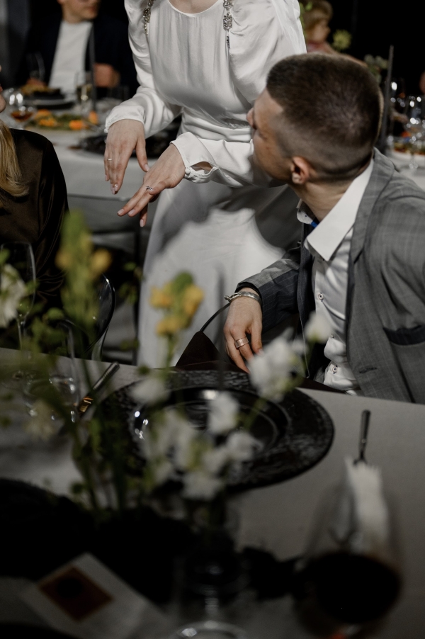 Вулканический песок и хрупкие цветы на свадьбе