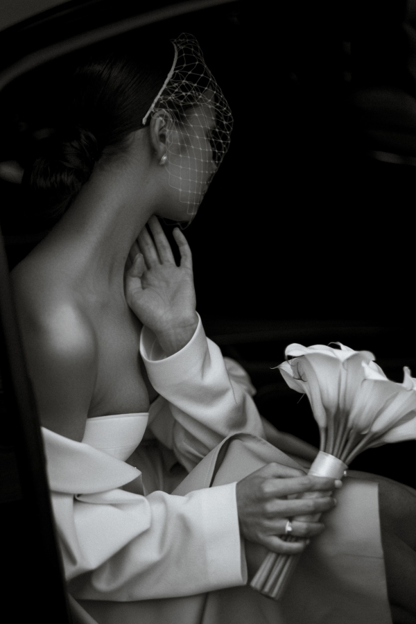 Эстетичная свадебная фотосессия в дождливом Санкт-Петербурге