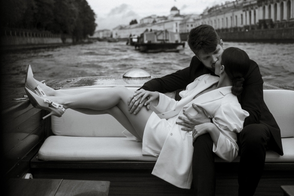 Эстетичная свадебная фотосессия в дождливом Санкт-Петербурге