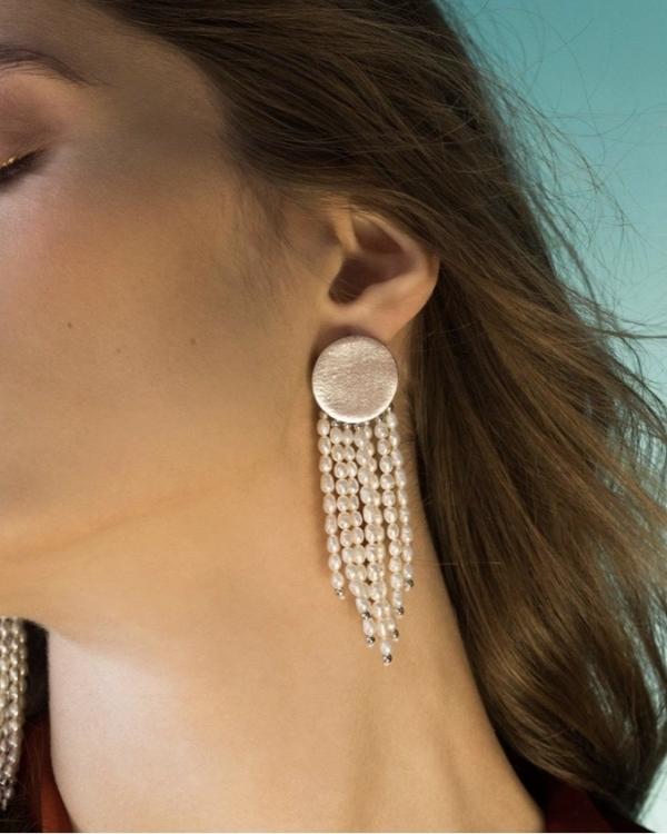 Большие серьги — самый стильный аксессуар для лаконичного