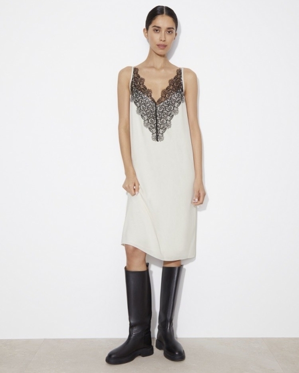 Платье-комбинация — универсальный вариант для утра невесты