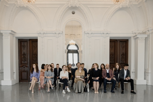 Вулканический песок и хрупкие цветы на свадьбе