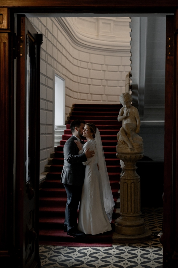 Вулканический песок и хрупкие цветы на свадьбе