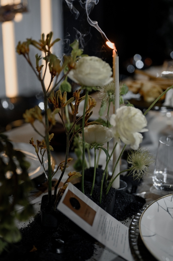 Вулканический песок и хрупкие цветы на свадьбе