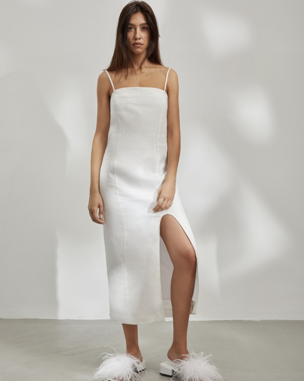 Белые платья из хлопка и льна для