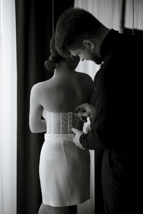 Эстетичная свадебная фотосессия в дождливом Санкт-Петербурге