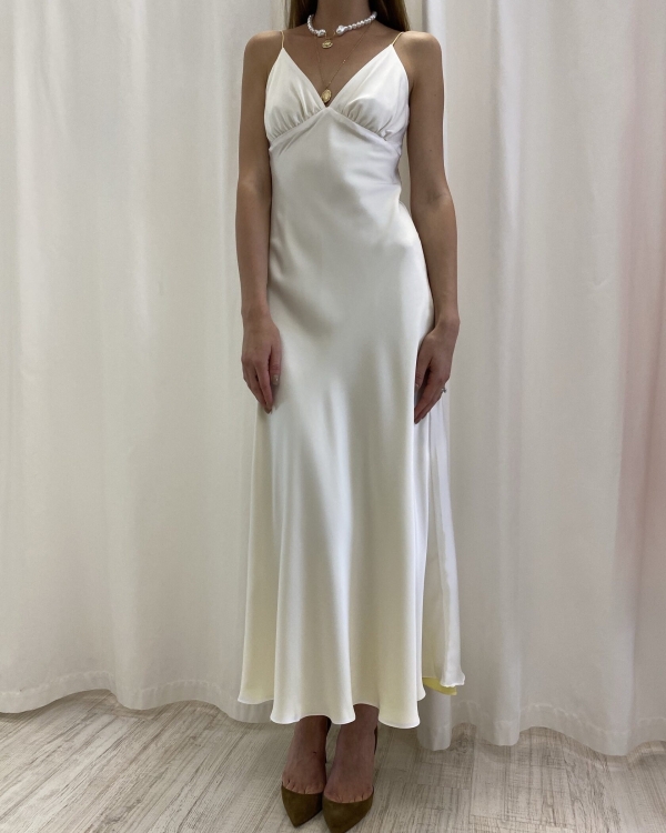 Платье-комбинация — универсальный вариант для утра невесты