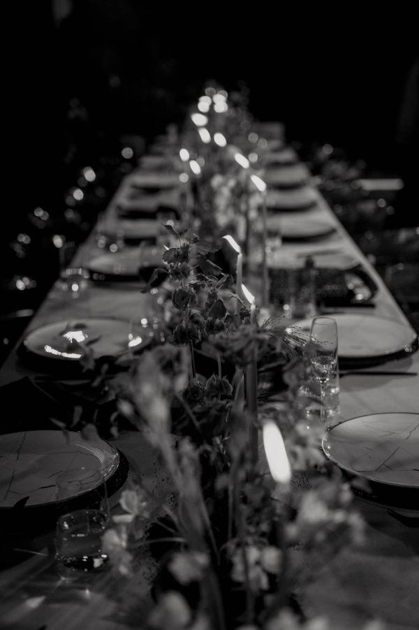 Вулканический песок и хрупкие цветы на свадьбе