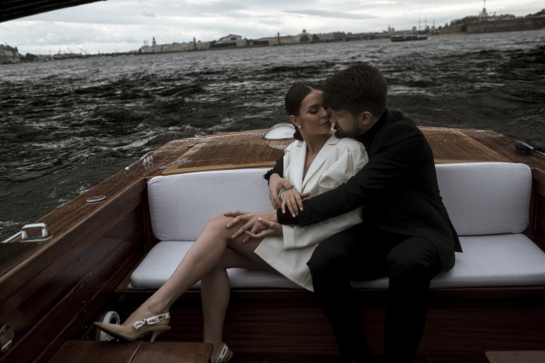 Эстетичная свадебная фотосессия в дождливом Санкт-Петербурге