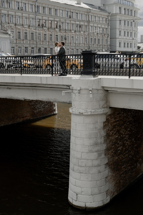 Вулканический песок и хрупкие цветы на свадьбе