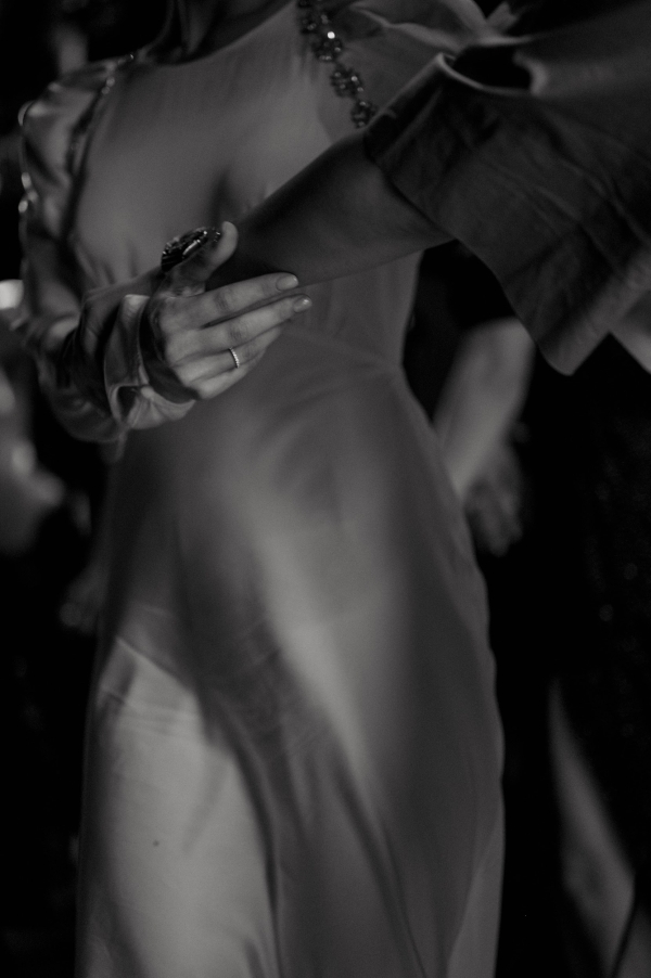 Вулканический песок и хрупкие цветы на свадьбе