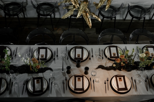 Вулканический песок и хрупкие цветы на свадьбе