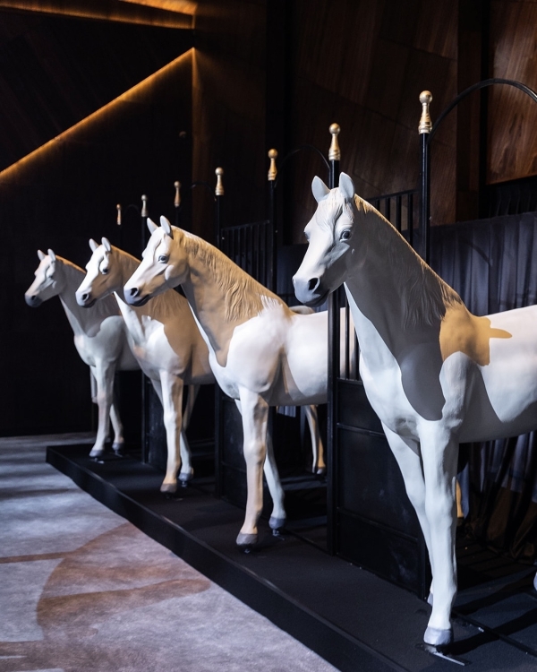 Черно-белая свадьба в стилистике конного клуба