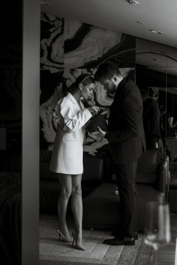 Эстетичная свадебная фотосессия в дождливом Санкт-Петербурге