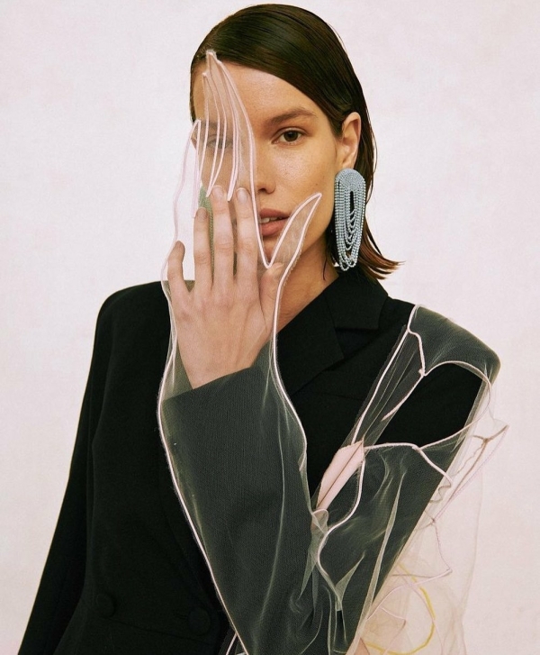 Большие серьги — самый стильный аксессуар для лаконичного