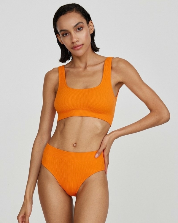 Асимметрия, шнурки и яркие цвета: 22 стильных