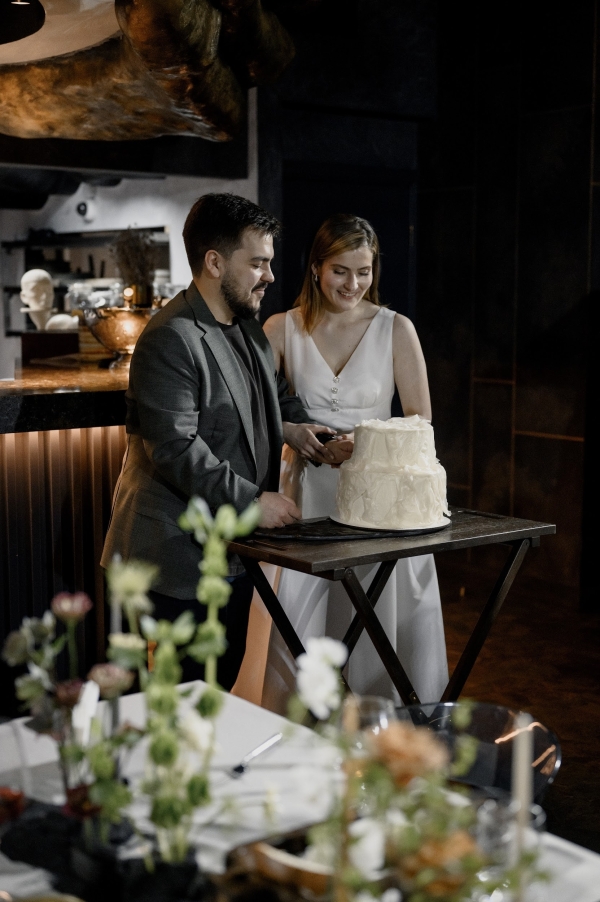 Вулканический песок и хрупкие цветы на свадьбе