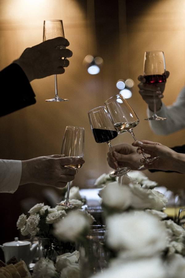 Эстетичная свадебная фотосессия в дождливом Санкт-Петербурге