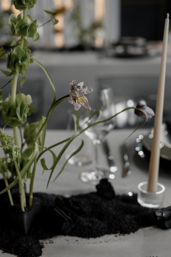 Вулканический песок и хрупкие цветы на свадьбе