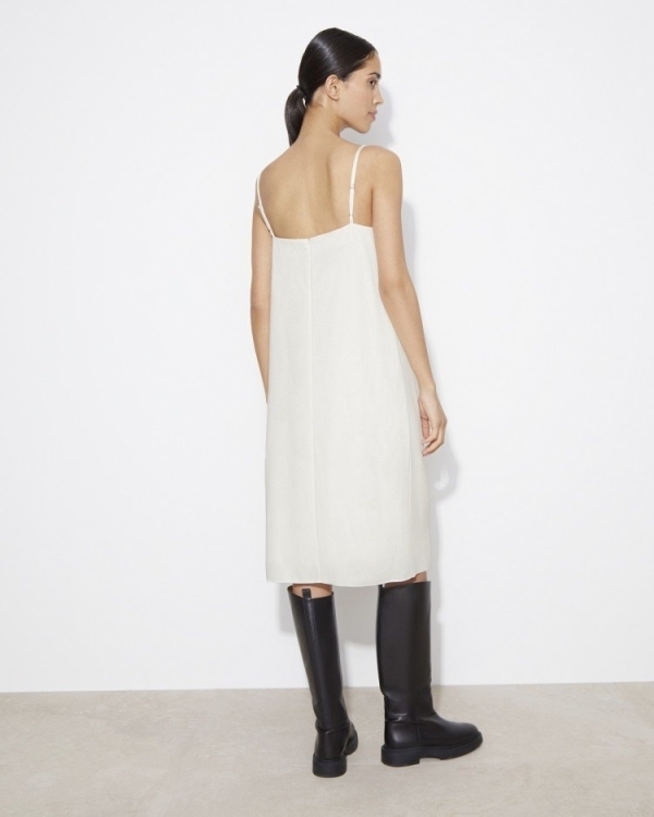 Платье-комбинация — универсальный вариант для утра невесты