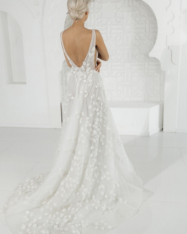 Ручная вышивка и полупрозрачные ткани в новой