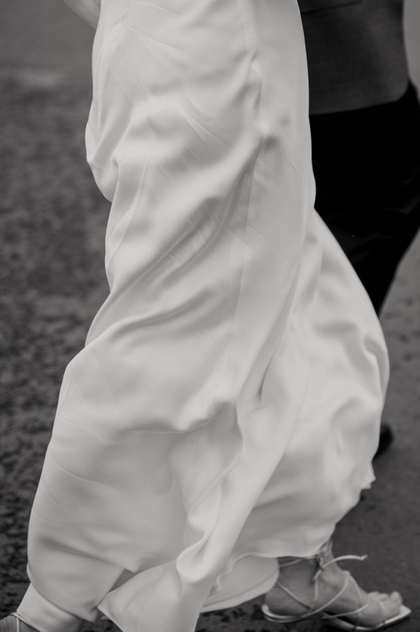 Вулканический песок и хрупкие цветы на свадьбе