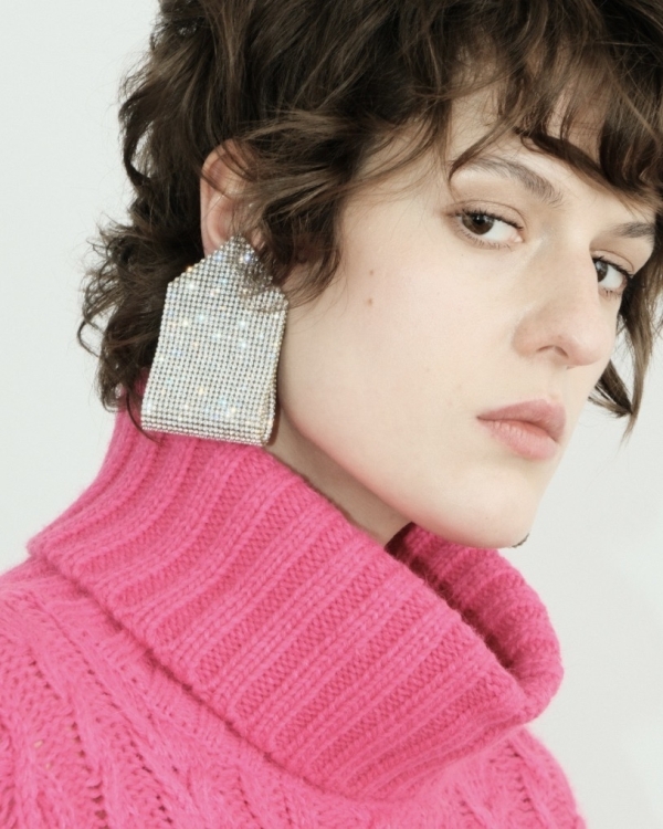 Большие серьги — самый стильный аксессуар для лаконичного