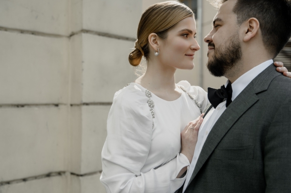 Вулканический песок и хрупкие цветы на свадьбе