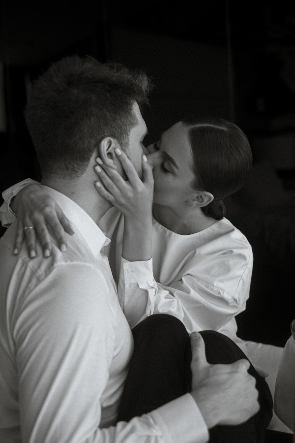 Эстетичная свадебная фотосессия в дождливом Санкт-Петербурге