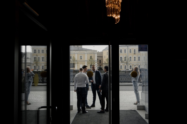 Вулканический песок и хрупкие цветы на свадьбе