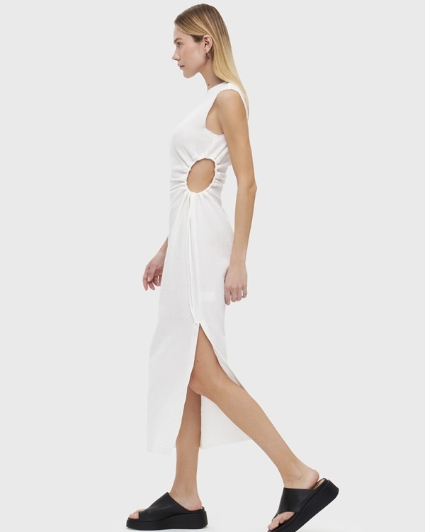 Белые платья из хлопка и льна для