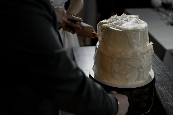 Вулканический песок и хрупкие цветы на свадьбе