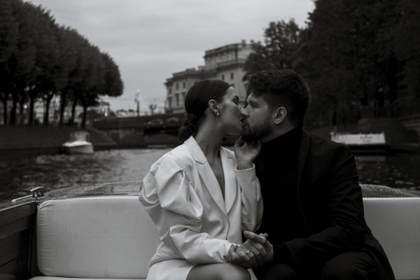 Эстетичная свадебная фотосессия в дождливом Санкт-Петербурге