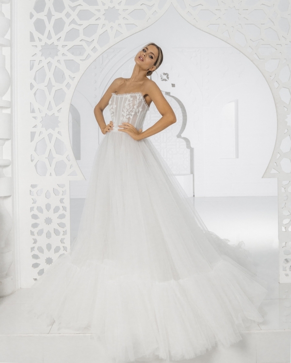 Ручная вышивка и полупрозрачные ткани в новой