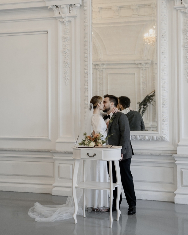 Вулканический песок и хрупкие цветы на свадьбе