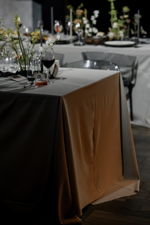 Вулканический песок и хрупкие цветы на свадьбе